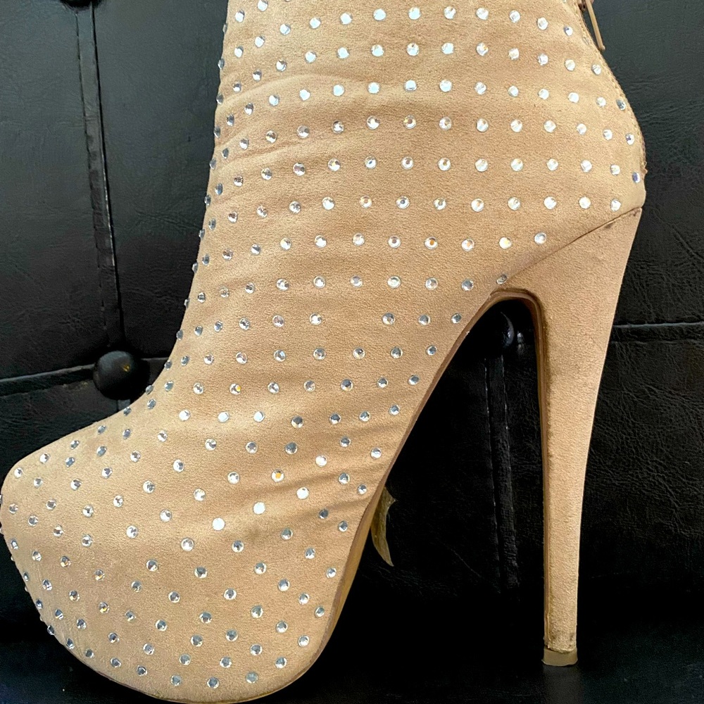 Good condition jewel women’s ankle boot